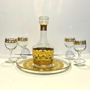 Vintage glass liquor decanter w/glasses and serving tray